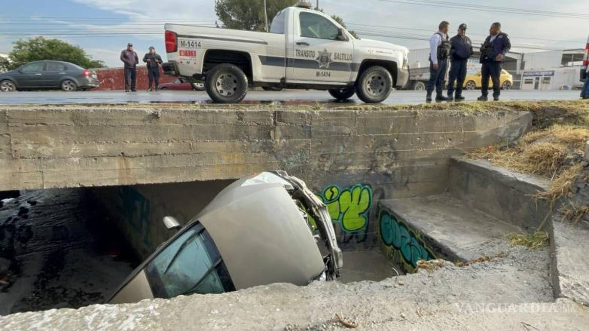 $!La joven explicó que había caído al arroyo y que la corriente la había arrastrado debajo del puente.