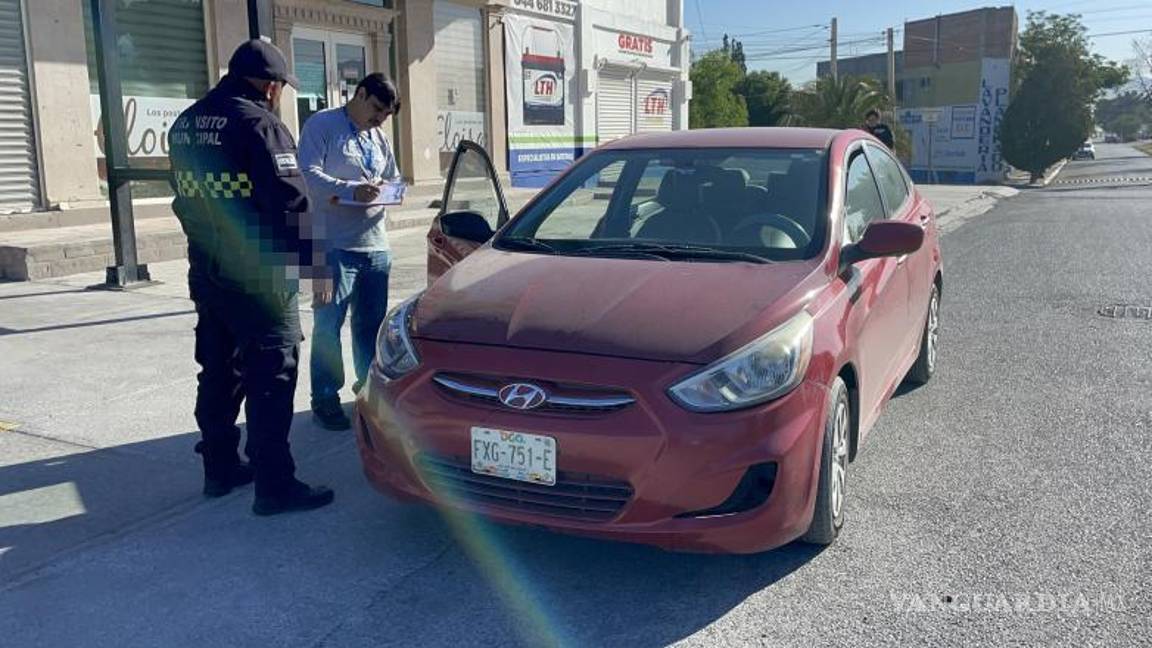 $!El Hyundai fue golpeado levemente por el Chevrolet Malibu, pero no sufrió daños significativos tras la colisión.