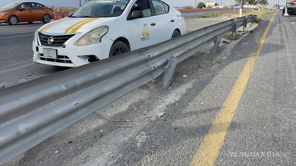 $!El vehículo terminó volcado sobre su toldo tras impactar contra la barrera metálica en la carretera Monterrey-Saltillo.