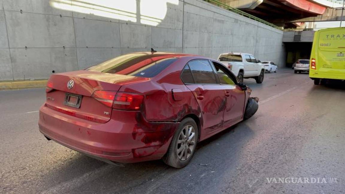 $!El accidente bloqueó uno de los carriles de circulación y causó caos vial en¨El Sarape¨.