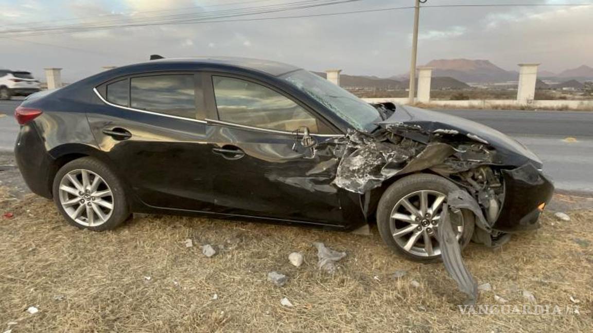 $!Los paramédicos del Cuerpo de Bomberos de Ramos Arizpe atendieron a los conductores, quienes no requirieron traslado.