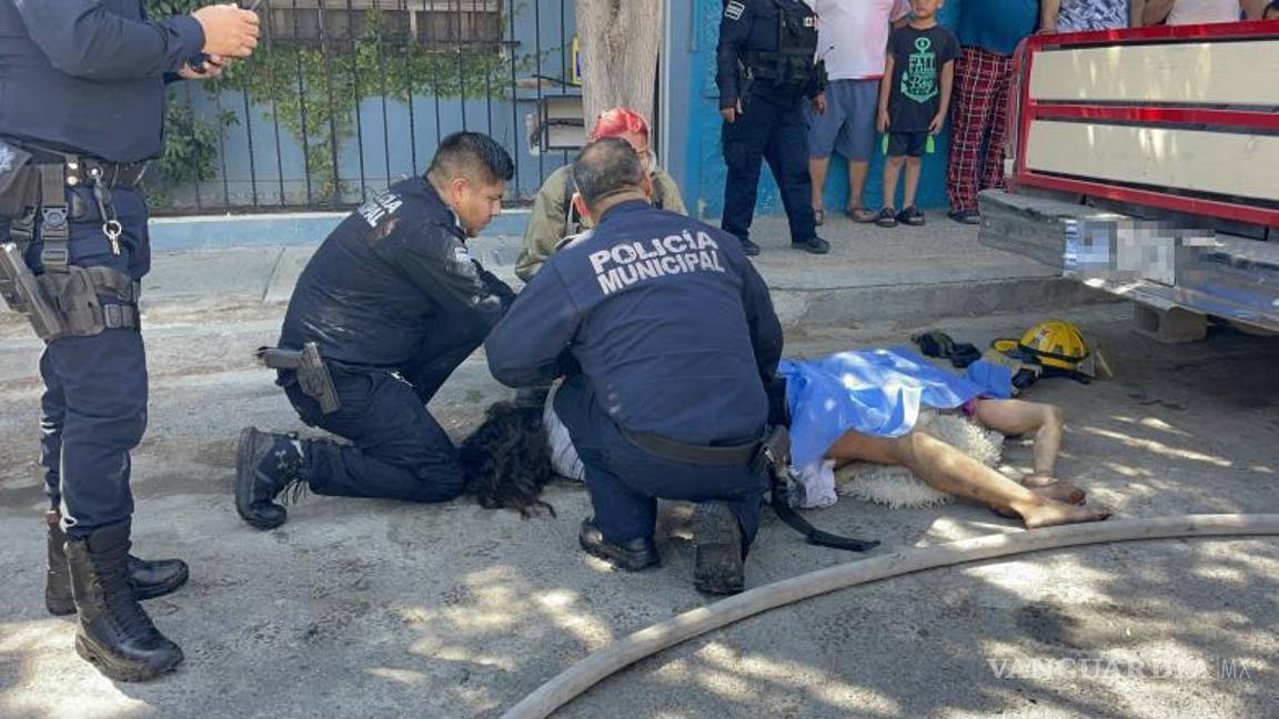 $!Los cuerpos de los niños fueron colocados en el exterior del domicilio y cubiertos con sábanas.