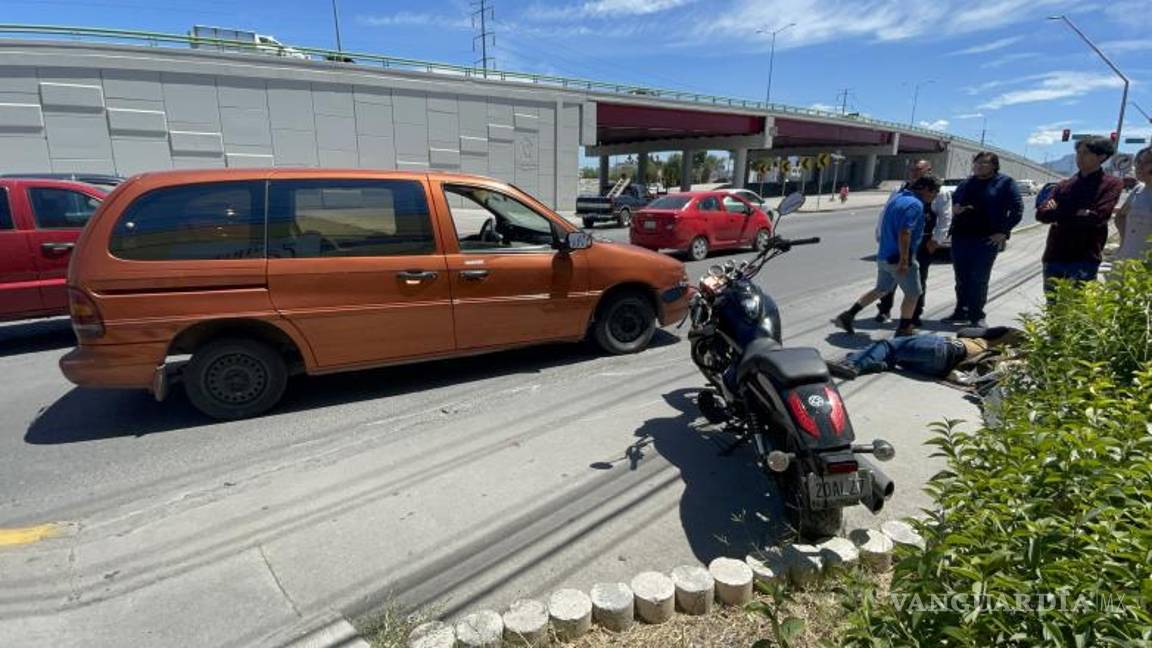 $!Los jóvenes terminaron en el pavimento.