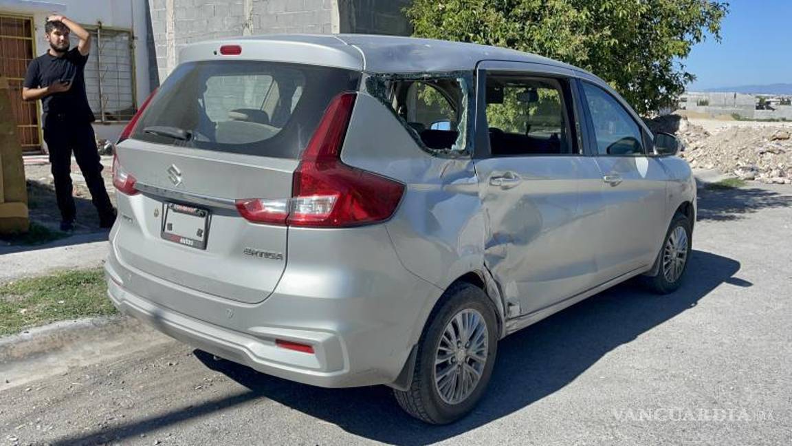 $!El golpe fue en la parte lateral del vehículo.