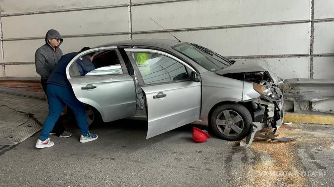 $!El automóvil chocó contra la pared del paso a desnivel, provocando lesiones a las pasajeras.