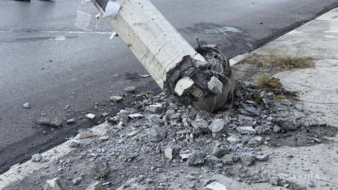 $!El poste fue derribado en las calles Carlos Salazar y San Lorenzo tras el accidente.