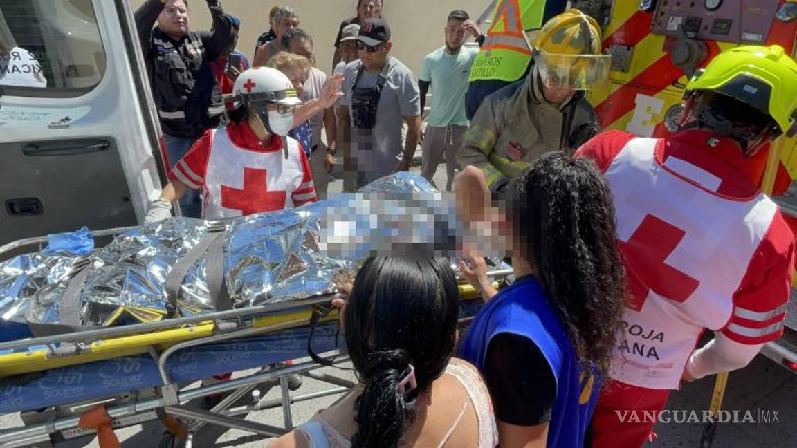 $!Paramédicos de Cruz Roja trasladan al lesionado al Hospital General en estado delicado.