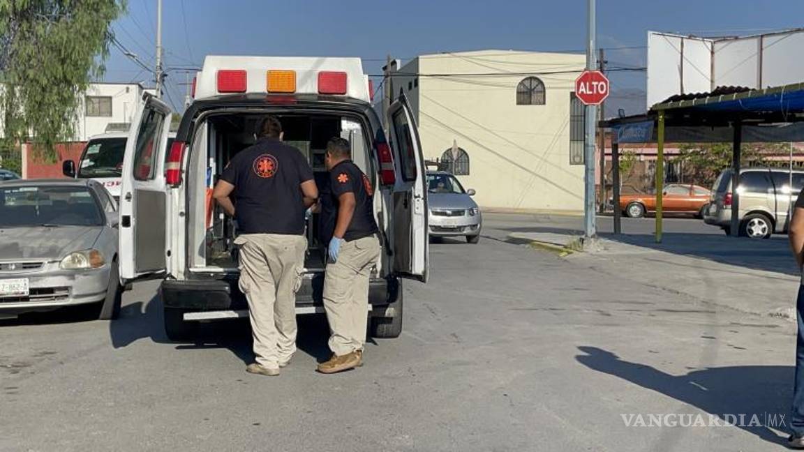 $!El personal paramédico trasladó a los lesionados.