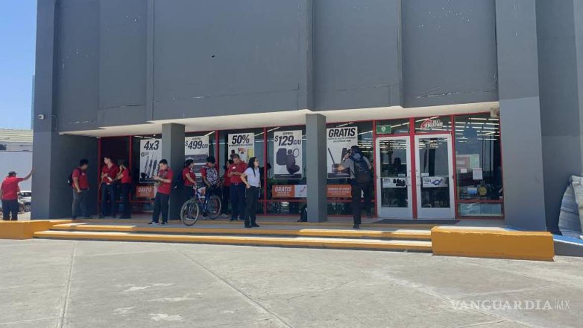 $!Personal y clientela fueron evacuados.