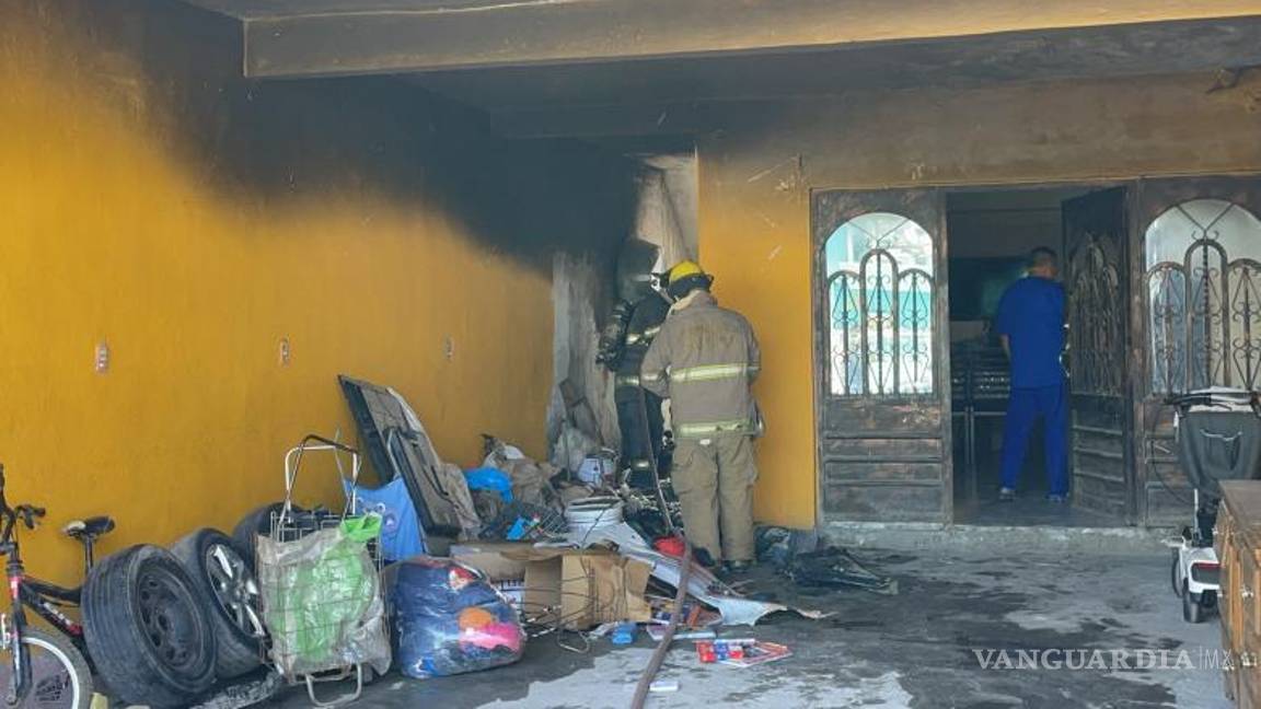 $!Ropa y artículos acumulados se quemaron.