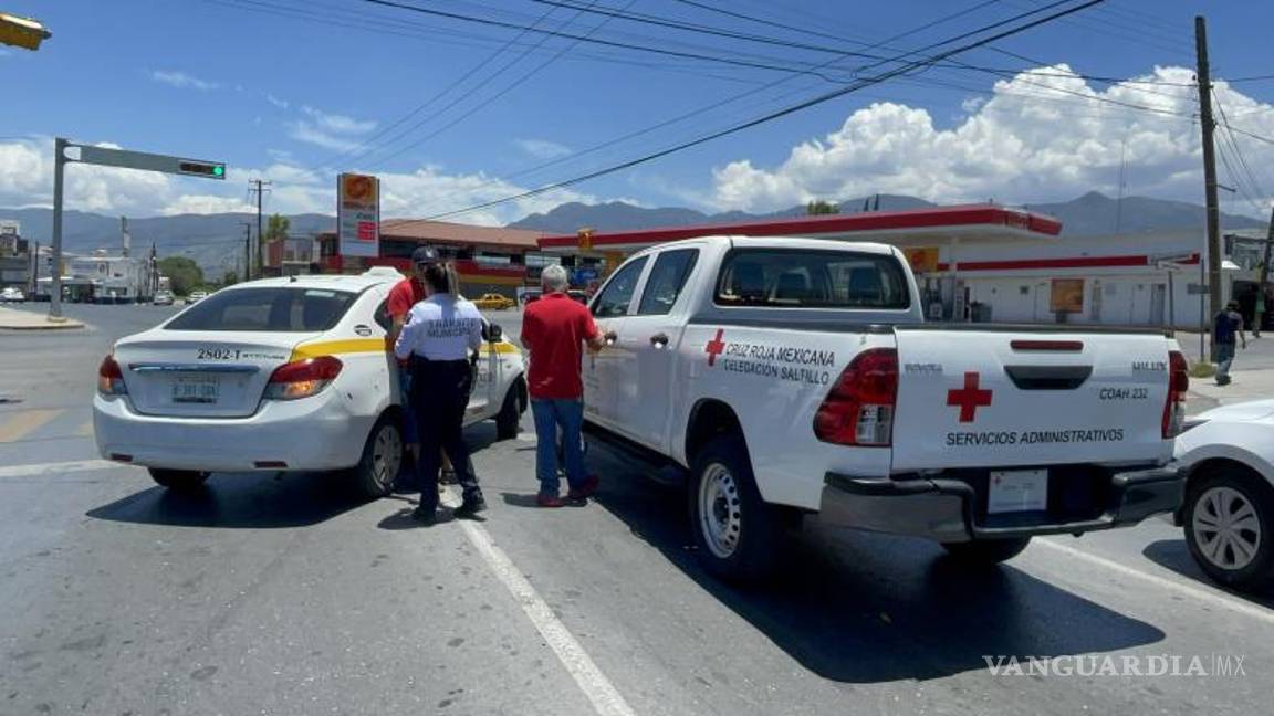 $!Personal de Tránsito Municipal movió los vehículos involucrados para liberar la vialidad y orillarlos.