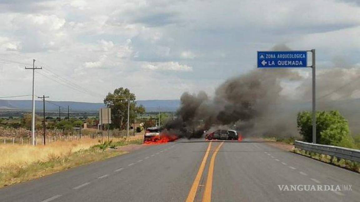 En Zacatecas bajaron a conductores, queman sus vehículos y bloquean carretera