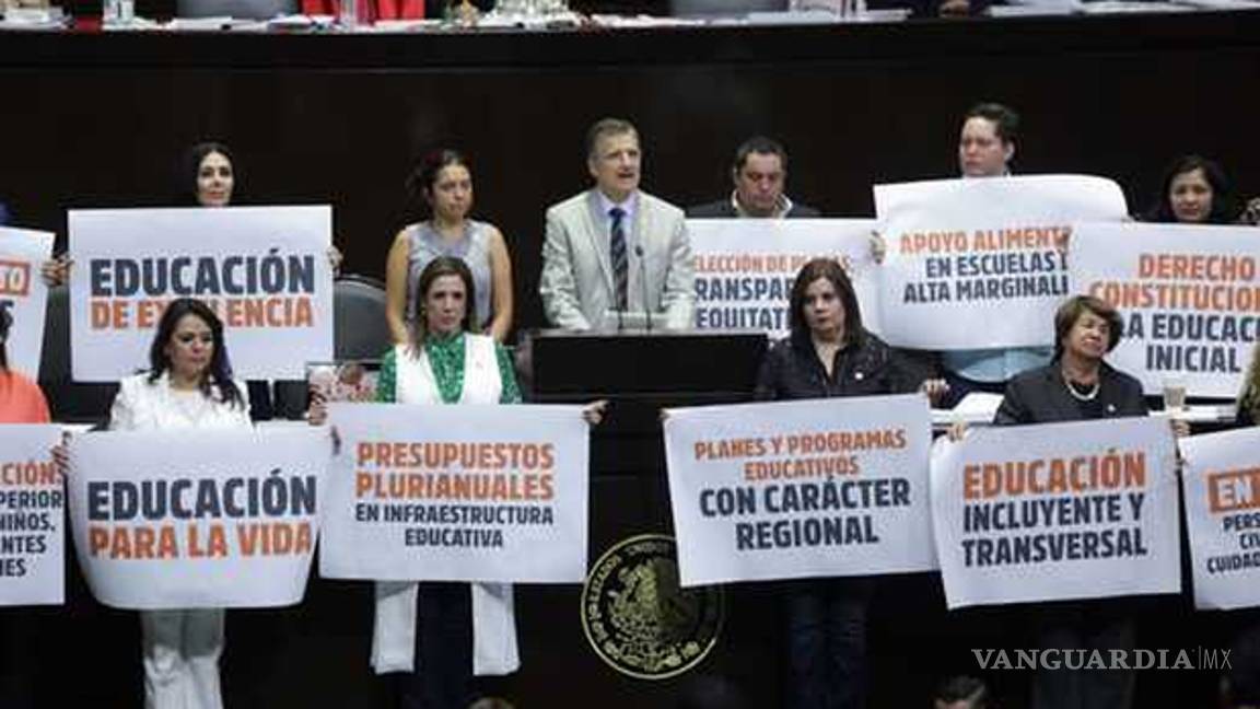 $!Diputados de PAN protestan en análisis de reforma educativa con fotos de AMLO y Elba Esther