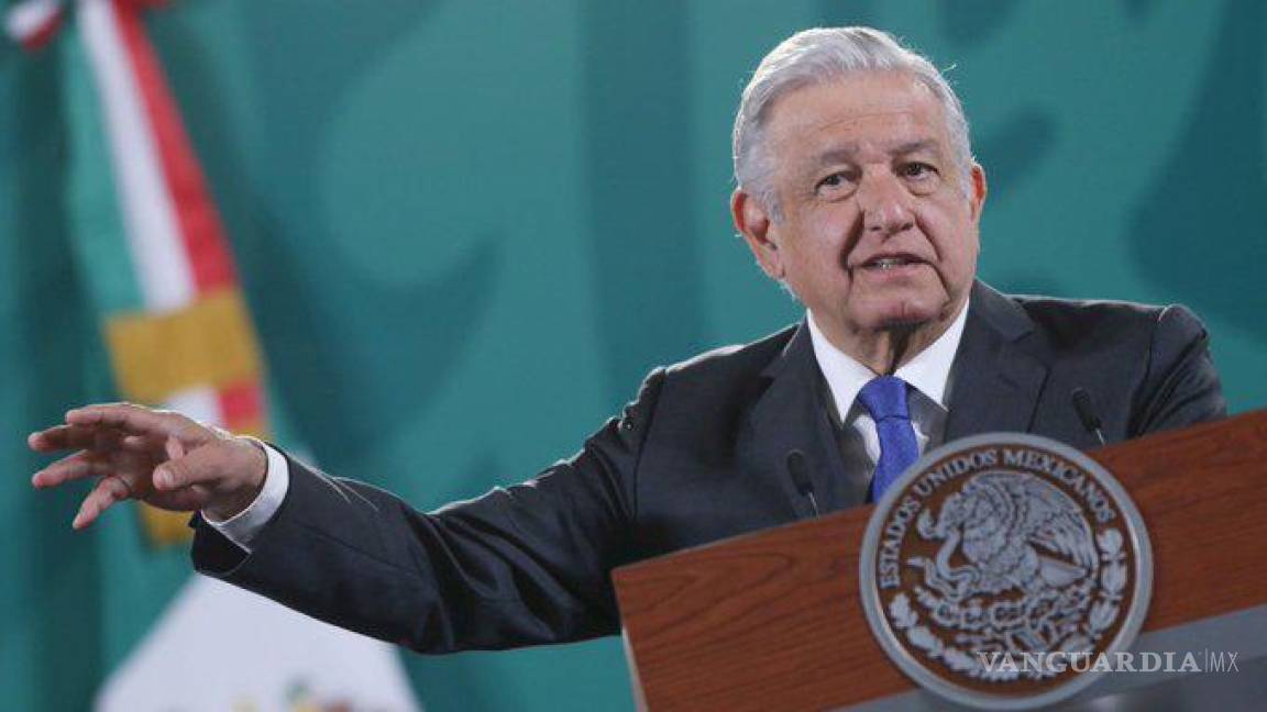 AMLO aconseja seguir ejemplo de Cristiano Ronaldo, darle prioridad al agua frente a refrescos