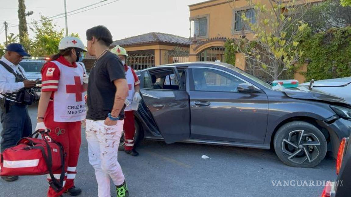 $!Paramédicos de la Cruz Roja atendieron al joven, quien debido a las lesiones requirió de traslado a un hospital.