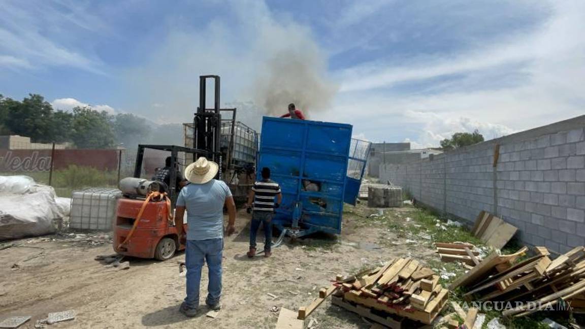 $!Se logró controlar la situación sin que hubiera personas lesionadas y así evitar que las llamas pudieran extenderse.