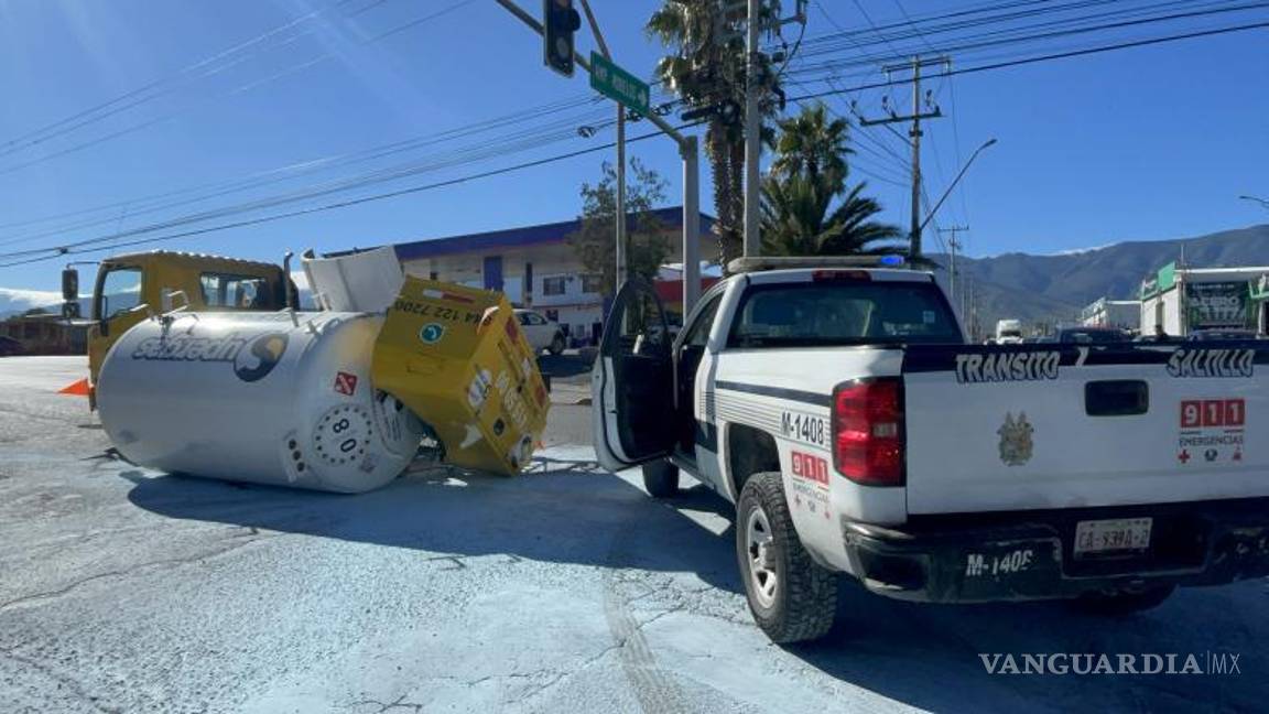 $!Personal de Protección Civil y la Policía Municipal trabajó en conjunto para retirar el tanque de gas caído y llevarlo a un corralón.
