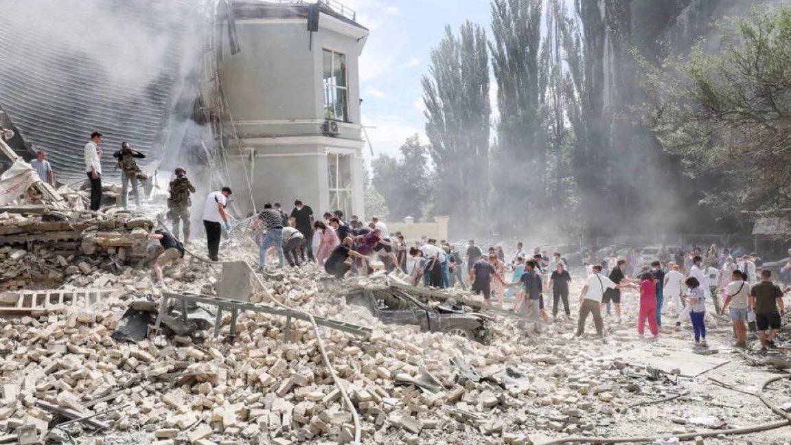 $!Rusia ataca con misiles a Ucrania y destruye hospital infantil, mueren al menos 31 personas
