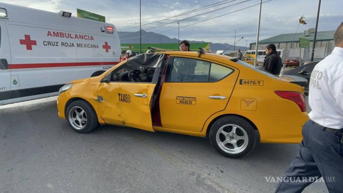 $!El conductor del Nissan Versa, Arnulfo “N”, quedó asegurado por las autoridades tras el accidente en el que el motociclista resultó lesionado.