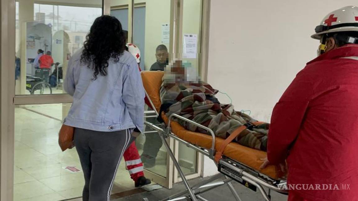 $!Paramédicos de la Cruz Roja trasladaron de urgencia al hombre tras sufrir un fuerte golpe en la cabeza.