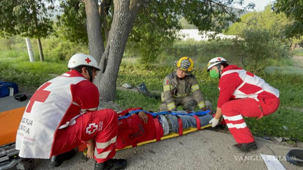 $!El personal del cuerpo de bomberos y de la Cruz Roja estabilizó a Noel Román “N” antes de proceder con su traslado a un hospital privado.