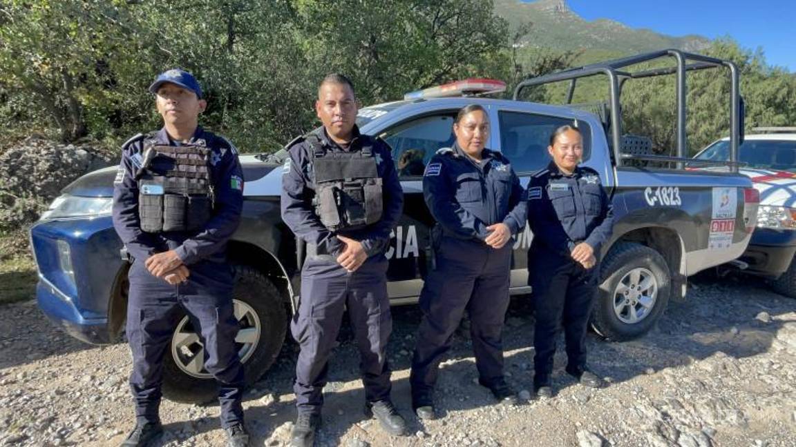 $!Oficiales municipales descendieron primero al barranco para auxiliar y abrigar a la mujer mientras solicitaban apoyo por radio.