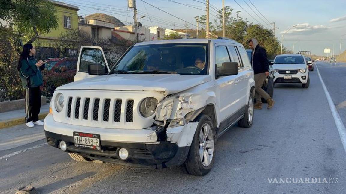 $!El incidente ocurrió en la colonia Saltillo 2000, cuando la camioneta Jeep Patriot fue impactada por el vehículo Ónix.
