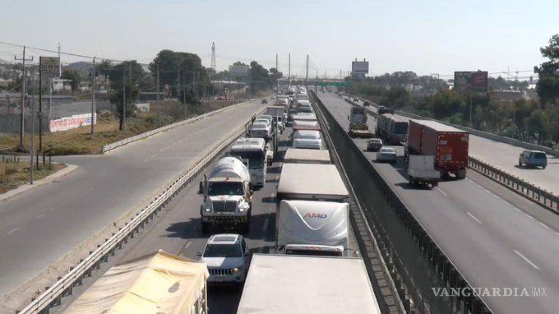 Pobladores liberan temporalmente la autopista México-Puebla, para aliviar la congestión en la zona