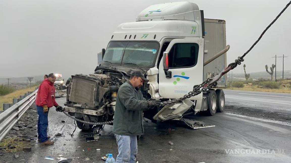 $!El trailer quedó descuadrado.