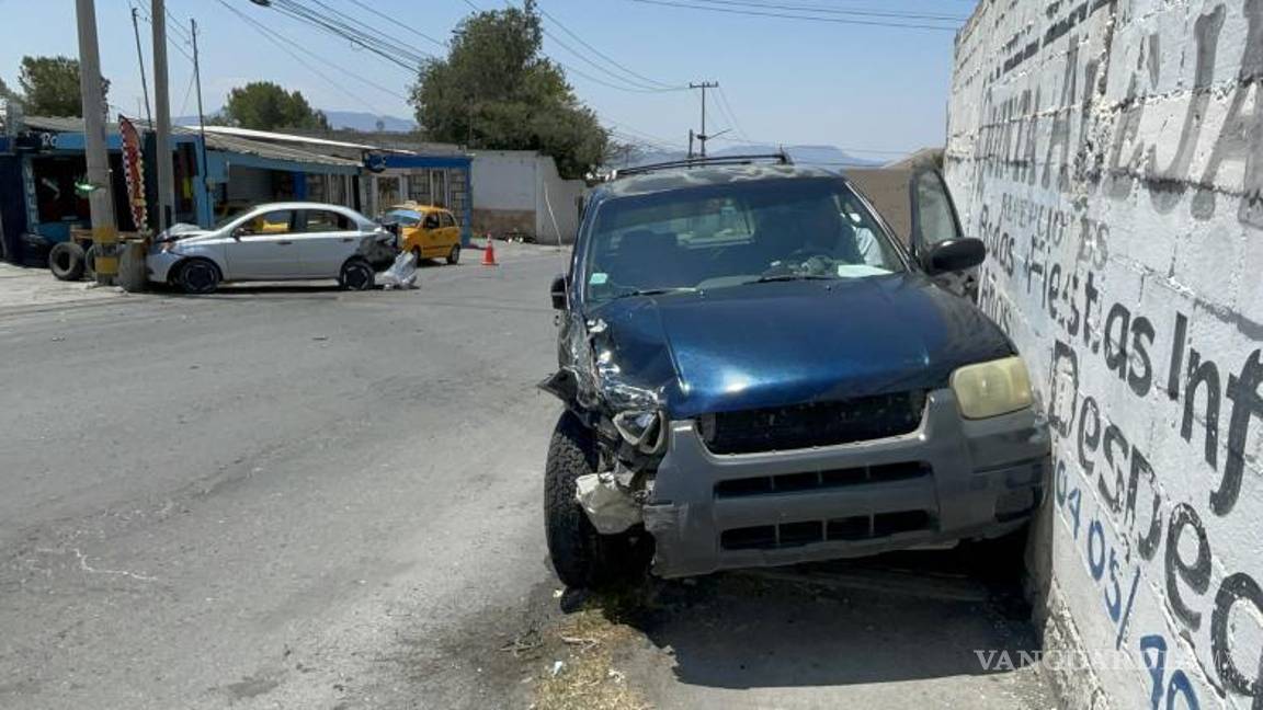$!La camioneta terminó estampada en una barda.