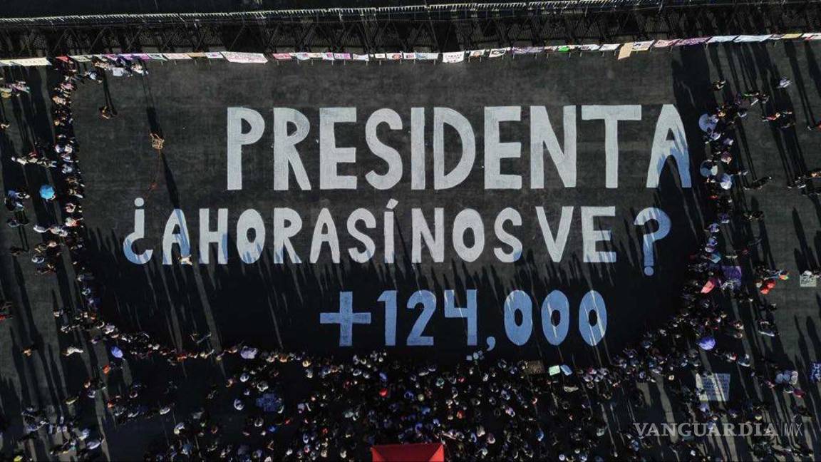 ‘Presidenta, ¿ahora sí nos ve?’, dibujan campo de exterminio de Teuchitlán en Zócalo