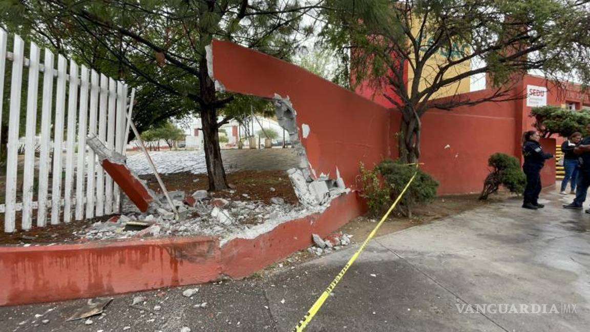 $!Parte de la barda perimetral del Colegio de Bachilleres de Coahuila colapsó tras el impacto del camión, que no logró frenar a tiempo.