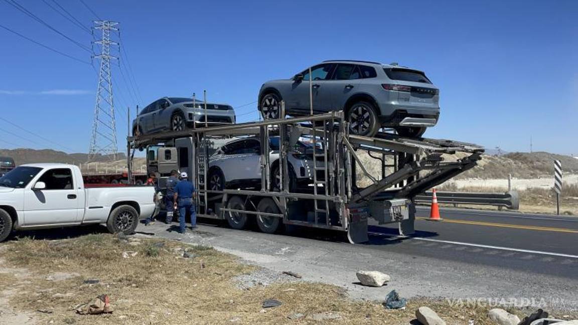 $!Solo tres de los nueve vehículos que eran trasladados, resultaron sin daños.