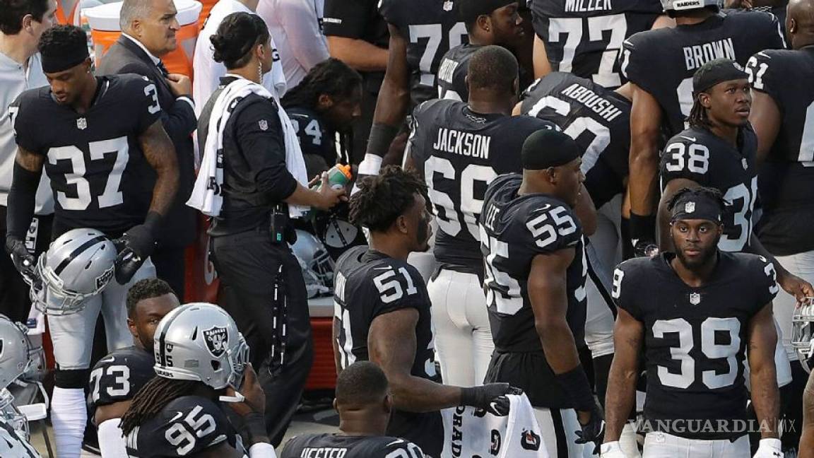 Marshawn Lynch mantuvo las protestas y permaneció sentado en el himno nacional