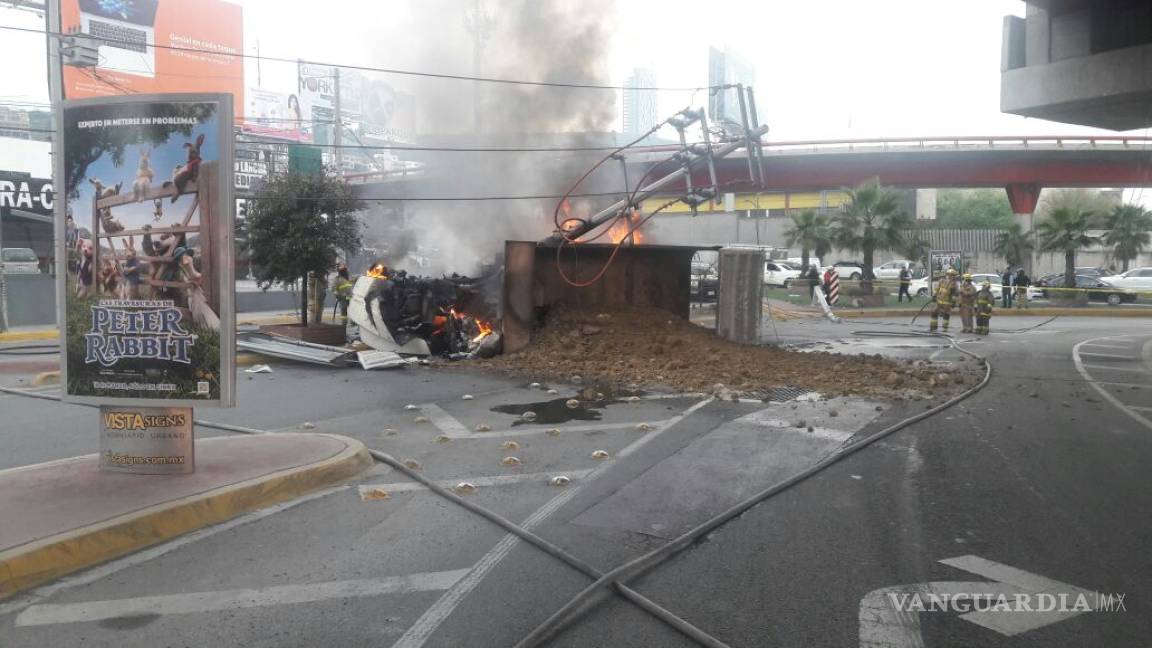 Vuelca camión y se incendia, en zona urbana de Monterrey