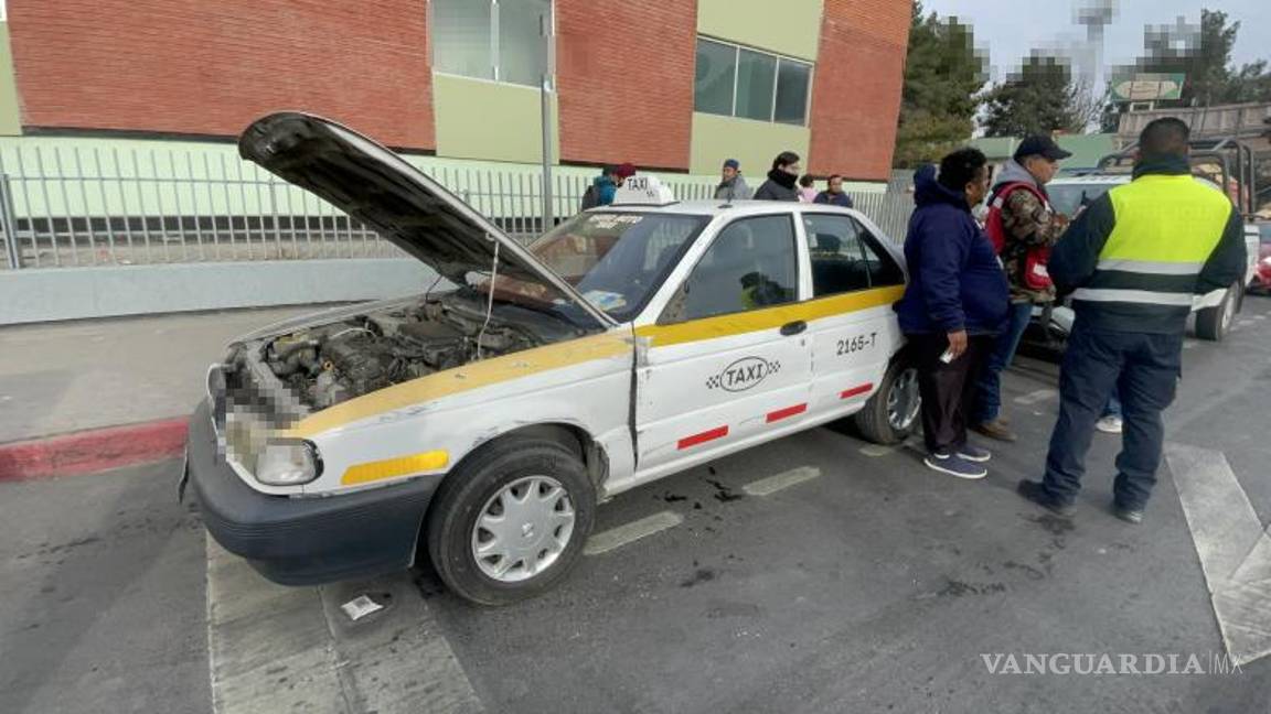$!Testigos del percance ayudaron a poner en su posición original al taxi volcado tras el impacto en V. Carranza.
