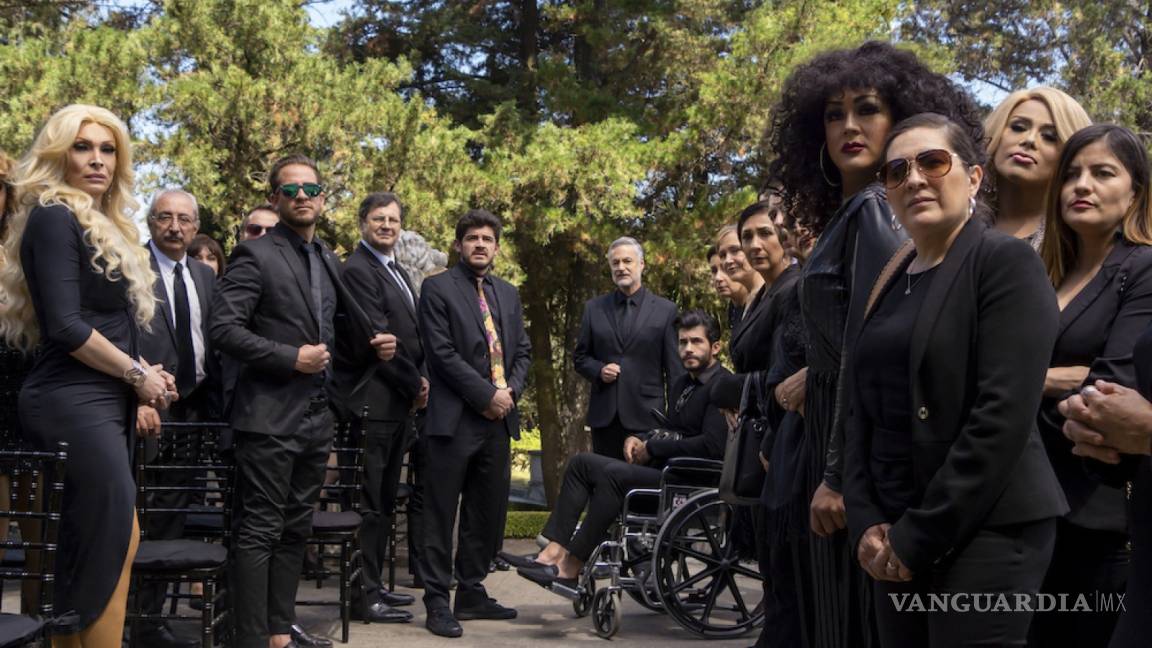 $!Lleno de travestis, el funeral de Verónica Castro en La Casa de las Flores