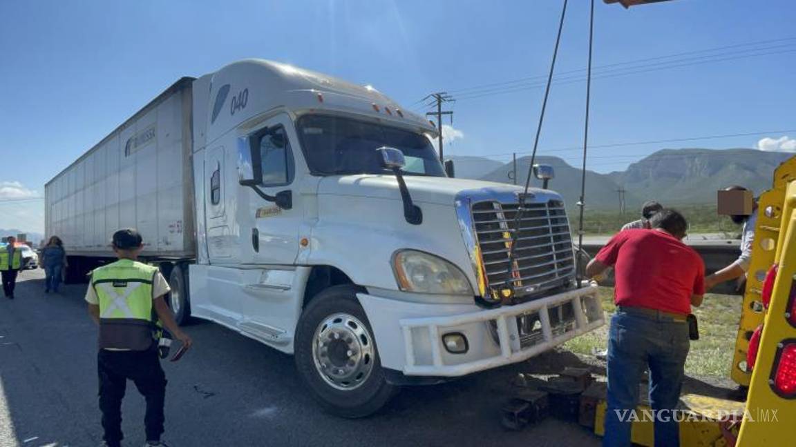 $!Una grúa fue utilizada para retirar el tráiler accidentado y restablecer el flujo de tráfico en la carretera Monterrey-Saltillo.