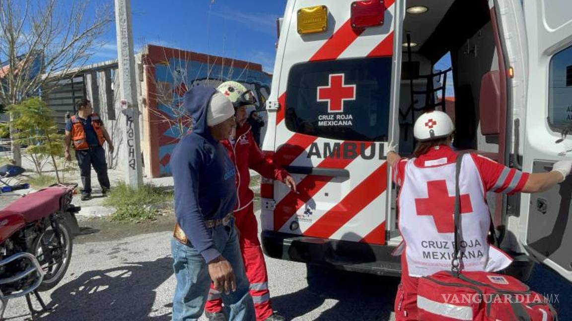 $!Paramédicos de la Cruz Roja atendieron al motociclista lesionado en el lugar del accidente, brindando atención médica inmediata.