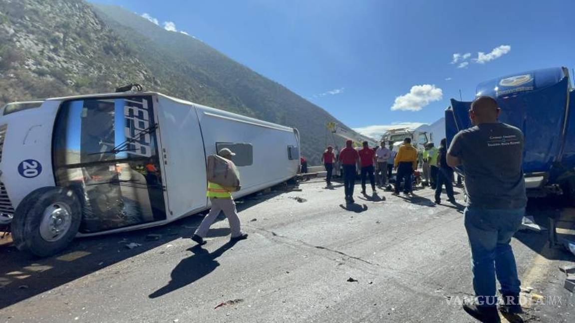 $!Paramédicos brindaron atención inmediata a las víctimas del percance.