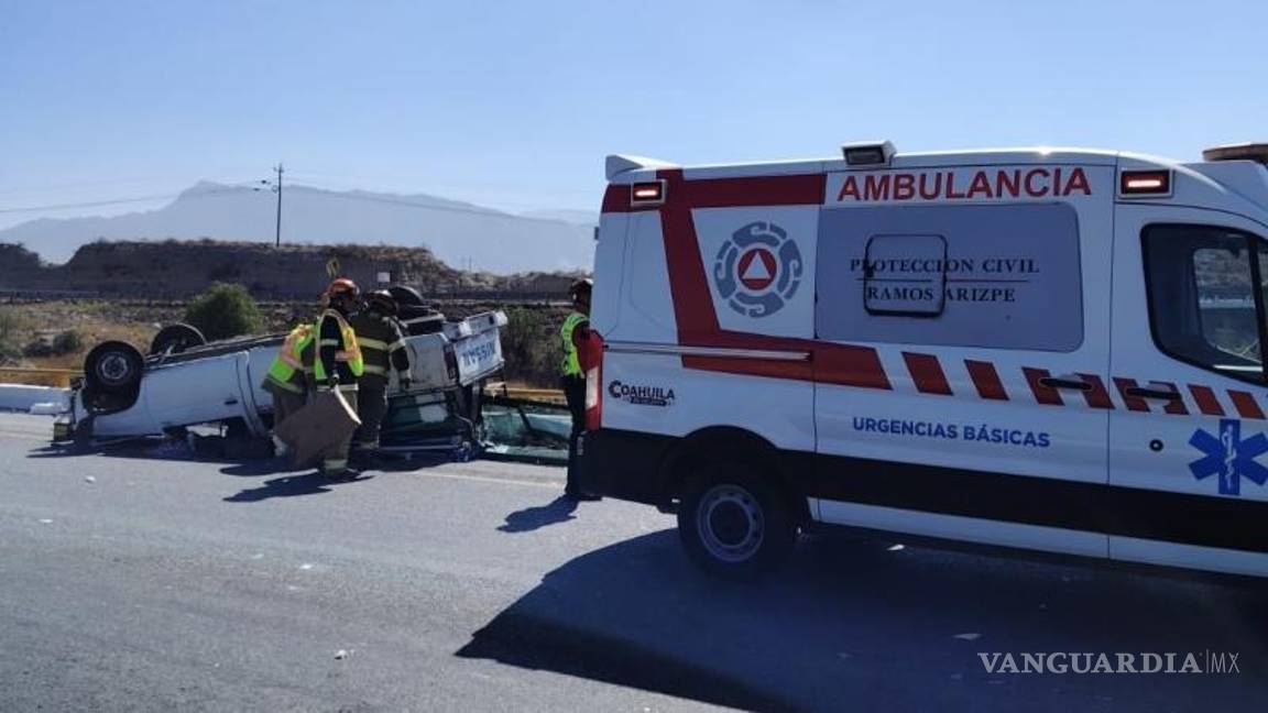 $!La volcadura ocurrió la mañana de este miércoles sobre la carretera Monterrey–Saltillo, donde una camioneta cargada con puertas de aluminio perdió el control tras el estallido de una llanta.