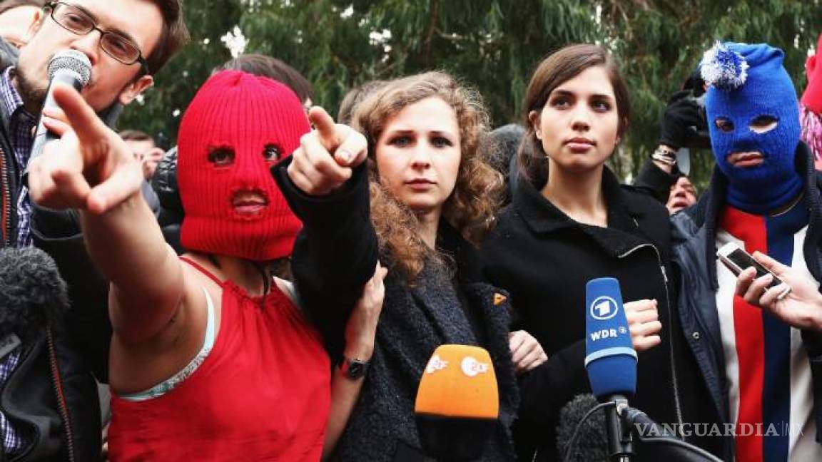 Las Pussy Riot piden a AMLO justicia por Ayotzinapa y desaparecidos