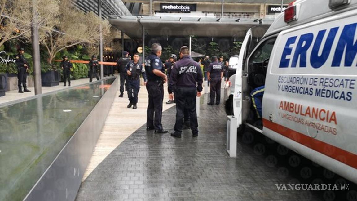 $!Balacera por motivos pasionales deja dos muertos en la exclusiva plaza Artz de la CDMX