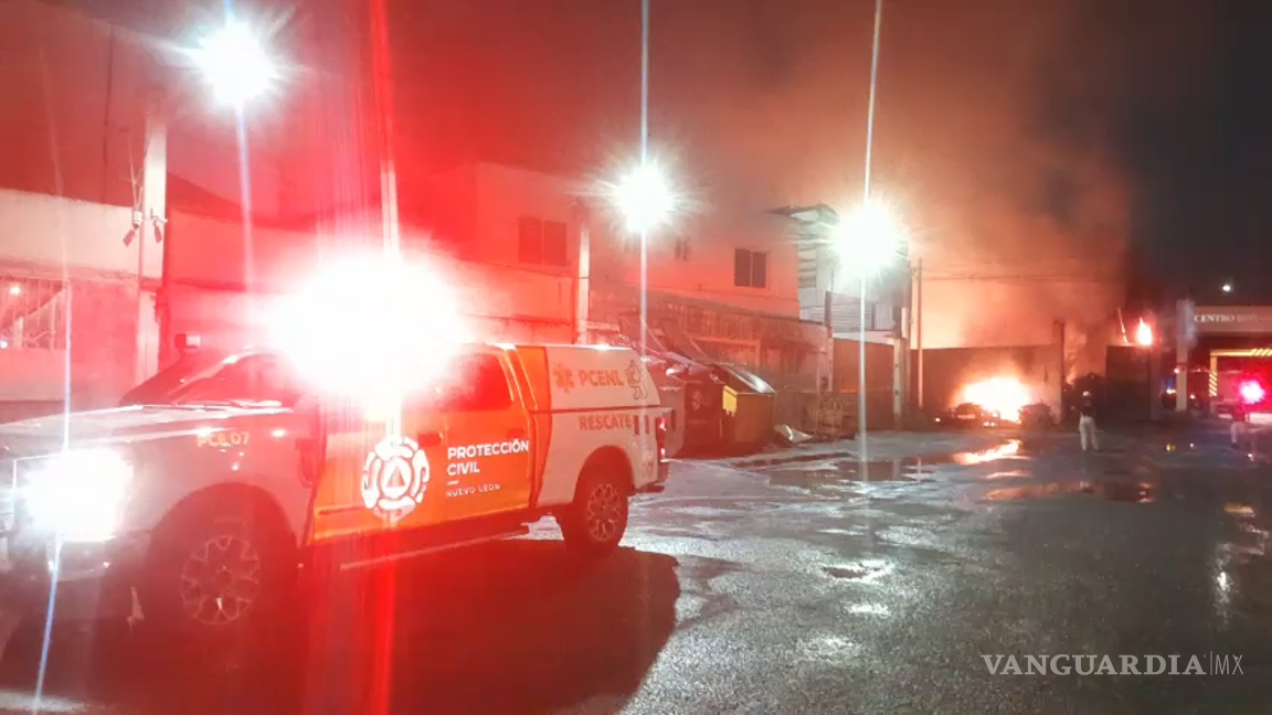 $!Se registra fuerte incendio en tarimera en Nuevo León