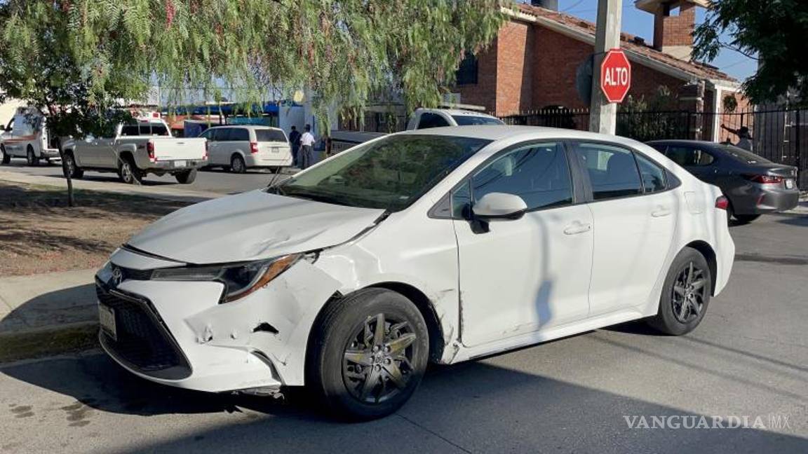 $!El auto sufrió daños en la parte delantera.