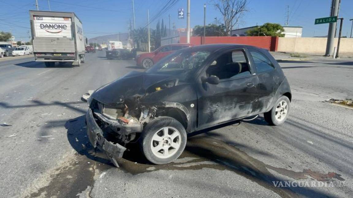$!El vehículo Ford K quedó con daños frontales tras impactar al Nissan Tsuru.