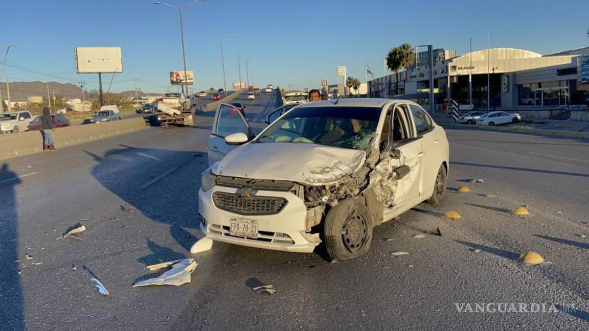 $!El accidente en Nazario Ortiz Garza dejó dos vehículos con daños considerables, obstruyendo parcialmente la circulación.