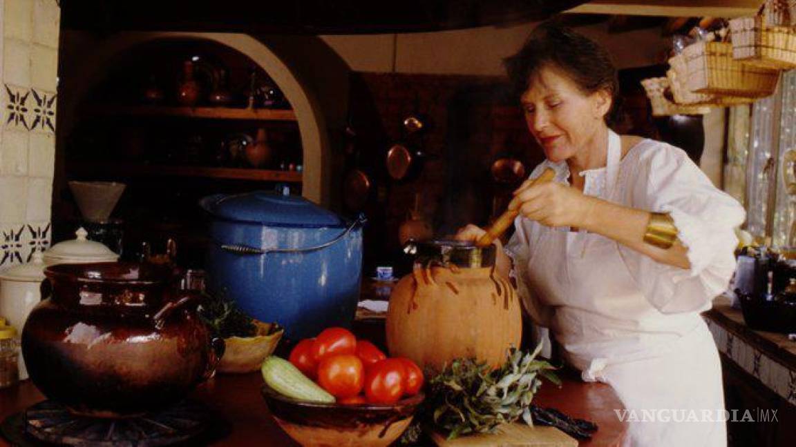 $!En casi una docena de libros de cocina, Diana plasmó sus esfuerzos por divulgar tradiciones culinarias casi desaparecidas