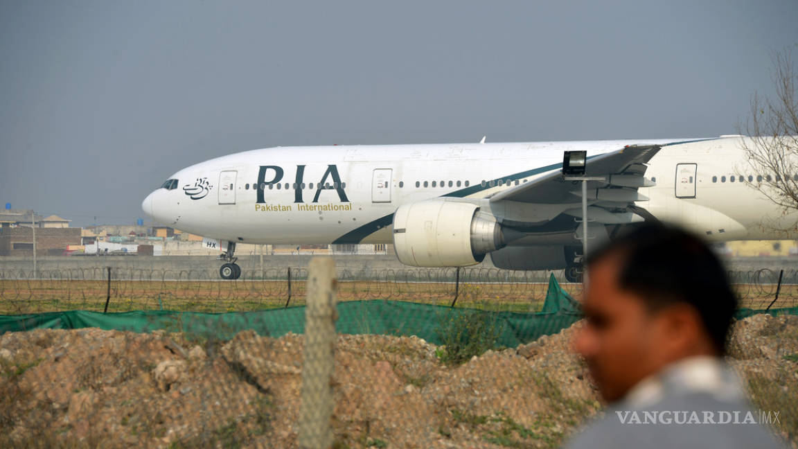 Avión con 107 pasajeros se estrella en una zona residencial de Pakistán (video)