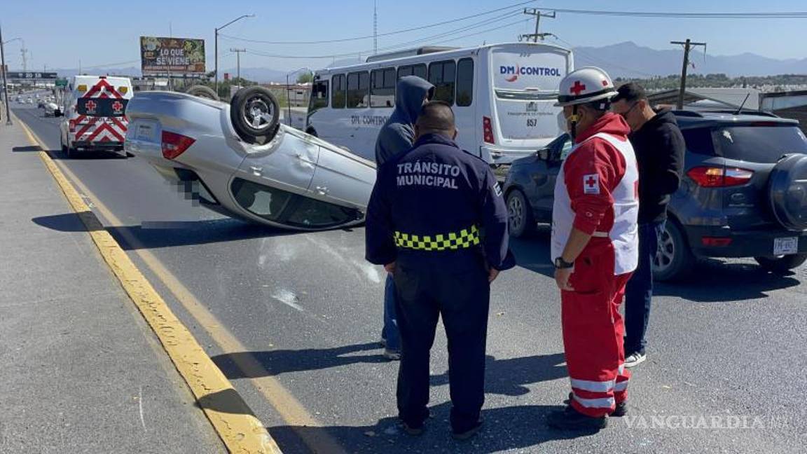 $!Los oficiales municipales tomaron control del lugar mientras los conductores resolvían los daños del accidente.